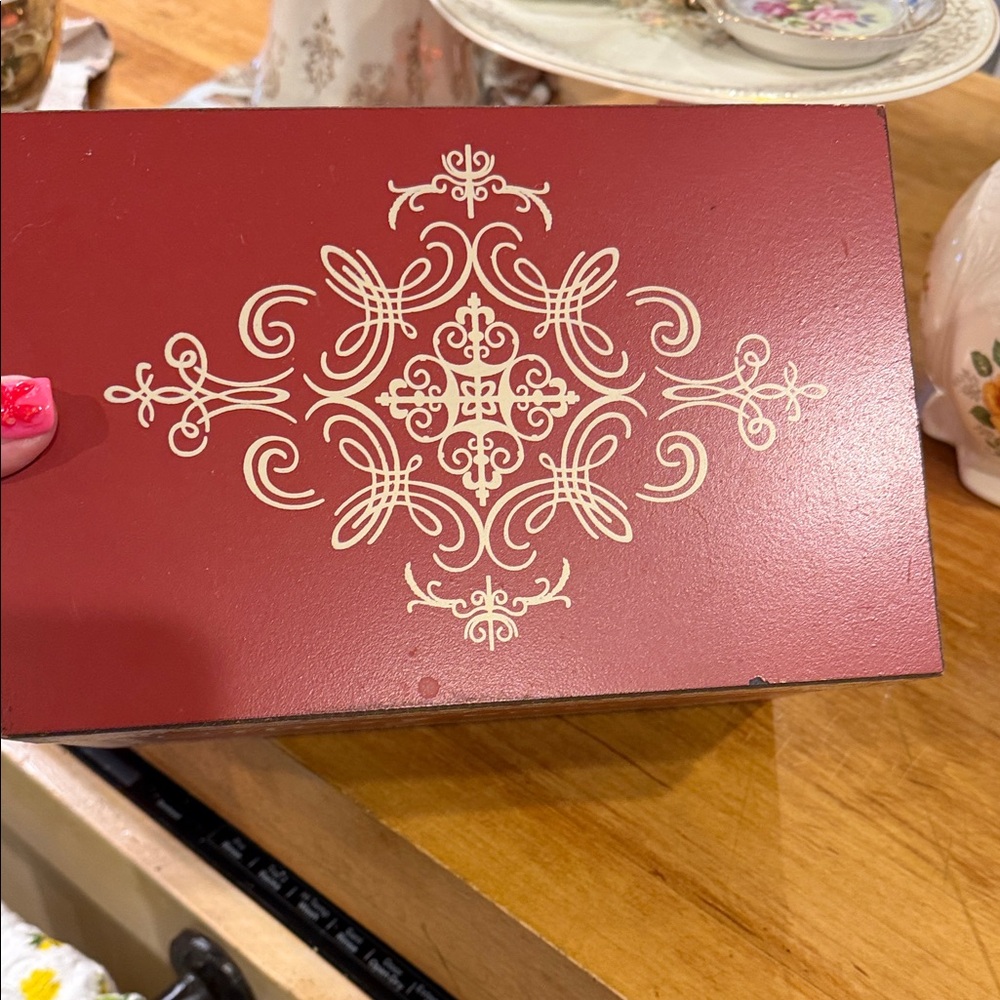 Vintage Festive Red Merry Christmas Box - Picture 12 of 13